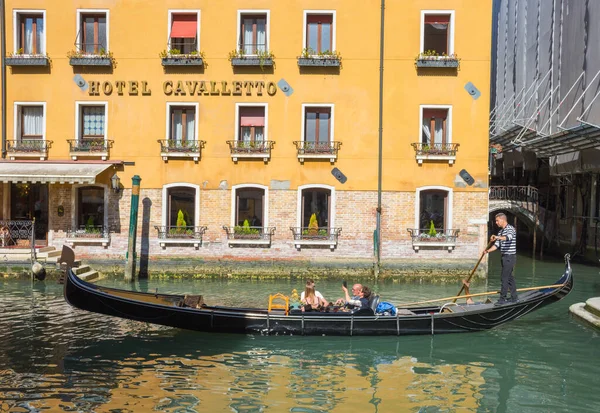 Venetsia Italia Huhtikuuta 2019 Gondolit Hotel Cavalletton Edessä Kauniina Aurinkoisena — kuvapankkivalokuva