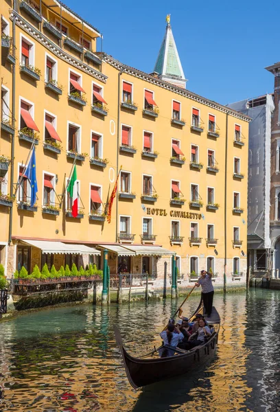 Венеция Италия Апреля 2019 Года Гондолы Перед Отелем Cavalletto Прекрасный — стоковое фото