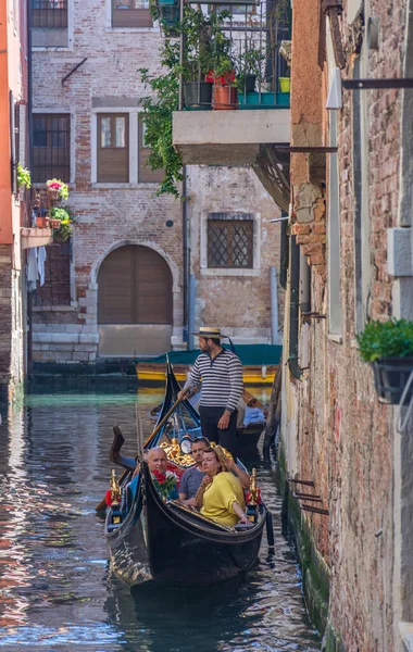 Venecia Italia Abril 2019 Canal Veneciano Con Góndolas Casas Históricas — Foto de Stock