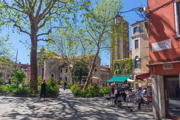 Venecia Italia Abril 2019 Hermosa Plaza Con Terrazas Restaurantes Iglesia — Foto de Stock