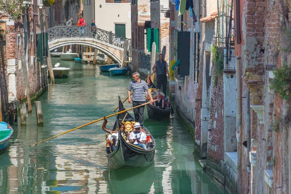 Венеция Италия Апреля 2019 Года Венецианский Канал Гондолами Историческими Домами — стоковое фото