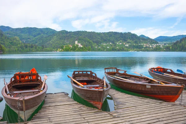 Barche Tradizionali Attesa Turisti Sul Lago Bled Con Isola Del — Foto Stock