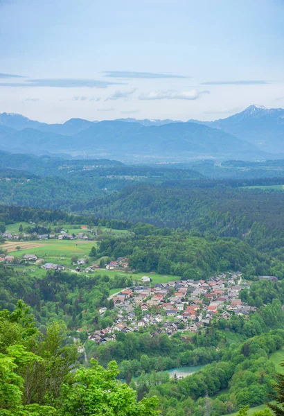 Slovinská Krajina Jaře Půvabnou Vesničkou Julian Alpy Pozadí — Stock fotografie