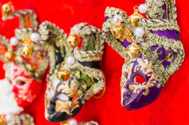 Venedik, İtalya sokaklarında geleneksel Venedik maskesi, renkli arka planda izole..