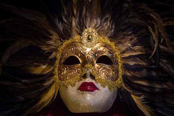 威尼斯街道上传统的威尼斯面具 背景五彩斑斓 与世隔绝 — 图库照片