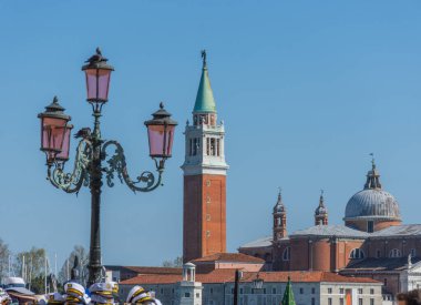 St. Mark Meydanı (Piazza San Marco), arka planda Venedik, İtalya 'da kanatlı aslan ve San Giorgio di Maggiore kilisesi bulunan bir köşedir.