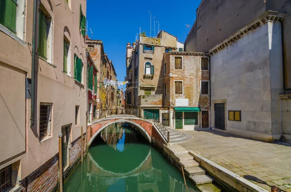 Canal Estrecho Venecia Italia Con Barcos Casas Históricas Hermoso Día — Foto de Stock