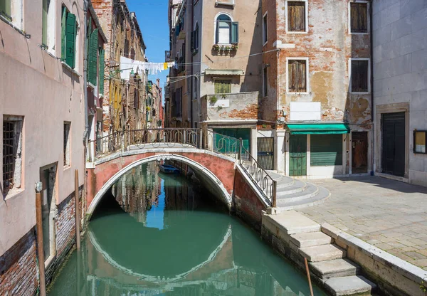 Узкий Канал Венеции Италия Лодками Историческими Домами Прекрасный Солнечный День — стоковое фото