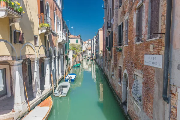 Canal Estrecho Venecia Italia Con Barcos Casas Históricas Hermoso Día — Foto de Stock