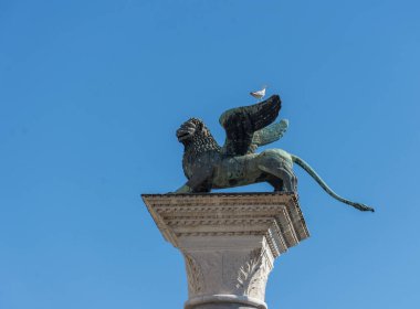 Venedik, İtalya 'daki St. Mark Meydanı' ndaki (Piazza San Marco) kanatlı aslanın ayrıntıları.
