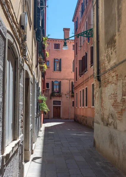 Calle Estrecha Con Casas Históricas Venecia Italia Hermoso Día Soleado — Foto de Stock