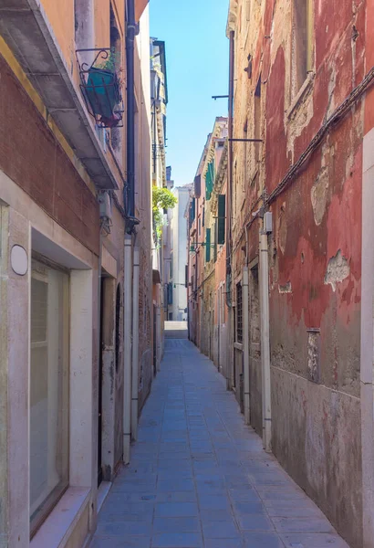 Narrow Street Historic Houses Venice Italy Beautiful Sunny Day — Stock Photo, Image