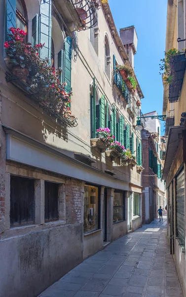 Calle Estrecha Con Casas Históricas Venecia Italia Hermoso Día Soleado — Foto de Stock