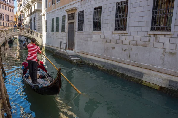 Canal Veneciano Con Turistas Góndola Entre Barcos Casas Históricas Hermoso — Foto de Stock