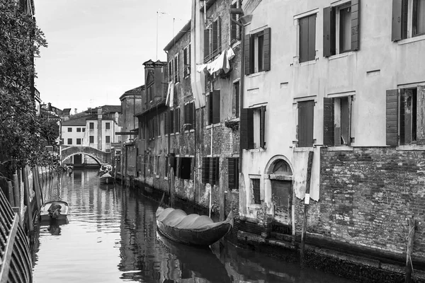 Canal Estrecho Venecia Italia Con Barcos Casas Históricas Hermoso Día — Foto de Stock