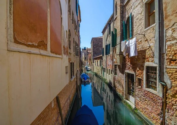 Güzel Güneşli Bir Günde Venedik Talya Tekneleri Tarihi Evleri Olan — Stok fotoğraf