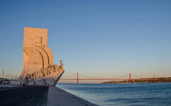 Μνημείο Για Τις Ανακαλύψεις Padrao Dos Descobrimentos Και Γέφυρα Της — Φωτογραφία Αρχείου