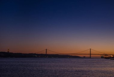 25 Nisan 'da Portekiz, Lizbon' da Tagus nehri üzerindeki asma köprü..
