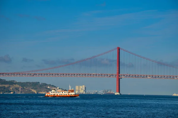 ポルトガルリスボンのタガス川にかかる4月25日の吊り橋 — ストック写真