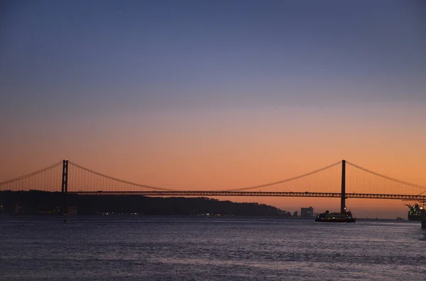 Dubna Visutý Most Přes Řeku Tagus Při Západu Slunce Lisabonu — Stock fotografie