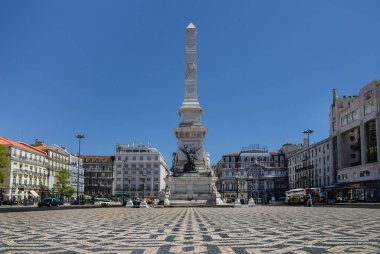 Lizbon, Portekiz-20 Ağustos 2018. Obelisk Restorasyon Meydanı 'nda (Praca dos Restauradores) Portekiz' in İspanya 'dan bağımsızlığı onuruna.