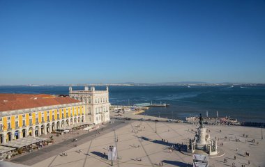 Lizbon, Portekiz-20 Ağustos 2018. Ticaret meydanı (Praca do Comercio) ve Rua Augusta Kemeri 'nden Kral I. Jose' nin heykeli