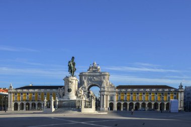 Rua Augusta Kemeri ile ticaret meydanı (Praca do Comercio) ve Portekiz, Lizbon 'da Kral I. Jose' nin heykeli