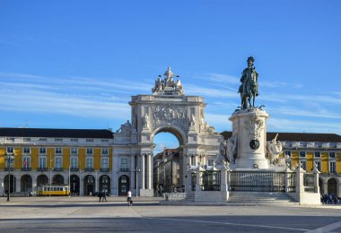 Rua Augusta Kemeri ile ticaret meydanı (Praca do Comercio) ve Portekiz, Lizbon 'da Kral I. Jose' nin heykeli