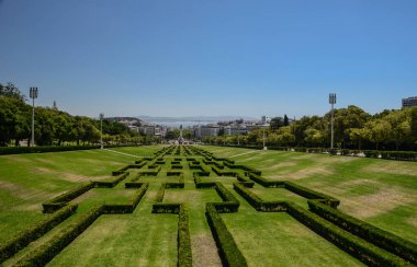 Lizbon 'un merkezindeki en büyük park olan Eduardo VII parkı ve bahçelerinin labirenti, Portekiz' in arka planındaki Avenida da Liberdade ve Tagus nehri boyunca uzanır..