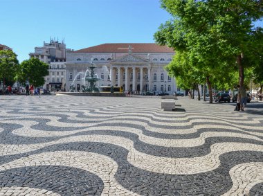 Portekiz, Lizbon 'da bulunan Rossio Meydanı veya Pedro IV Meydanı tipik Portekiz kaldırım taşı el yapımı mozaik kaldırım ve Ulusal Tiyatro