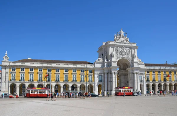 Piazza Del Commercio Praca Comercio Due Tram Tradizionali Rossi Lisbona — Foto Stock