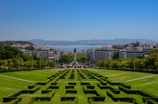 Lizbon 'un merkezindeki en büyük park olan Eduardo VII parkı ve bahçelerinin labirenti, Portekiz' in arka planındaki Avenida da Liberdade ve Tagus nehri boyunca uzanır..