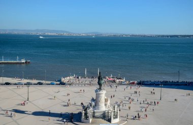 Portekiz, Lizbon 'daki Rua Augusta Kemeri' nden Kral I. Jose ve Tagus nehrinin heykeli ile ticaret meydanı (Praca do Comercio)
