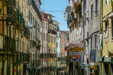 Lizbon, Portekiz - 22 Ağustos 2018: Eski şehrin sokaklarında antika mağaza tabelası