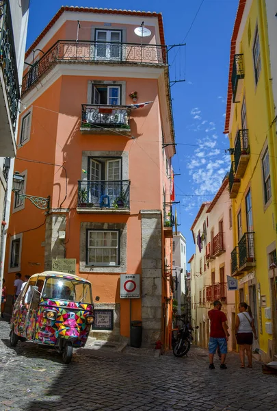 Lisbon Portugal August 2018 Narrow Streets Colorful Buildings Tourist Car — Stock Photo, Image