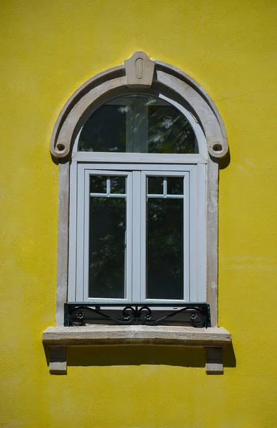 Windows Yellow Colored Facade Building Lisbon Portugal — Stock Photo, Image