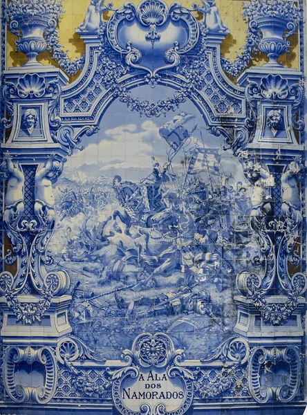 ポルトガルから伝統的な古い典型的なタイルは リスボン ポルトガルの家を飾る色のセラミックタイルで作られた Azulejos と呼ばれる — ストック写真