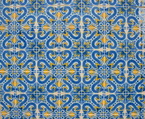 ポルトガルから伝統的な古い典型的なタイルは リスボン ポルトガルの家を飾る色のセラミックタイルで作られた Azulejos と呼ばれる — ストック写真
