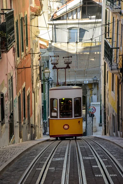 번째로 1892 포르투갈 리스본의 바이사 지역에 Elevador Bica Ascensor Bica — 스톡 사진