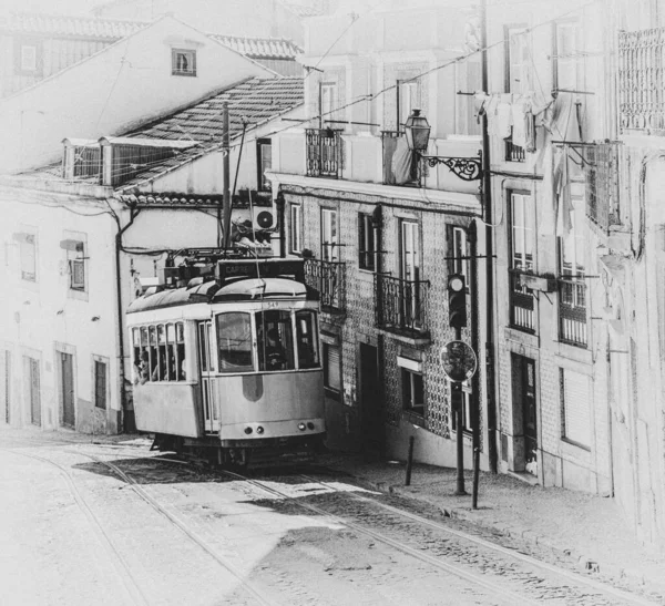 ポルトガルリスボン市内中心部のヴィンテージ典型的なトラム 黒と白のレトロスタイル — ストック写真