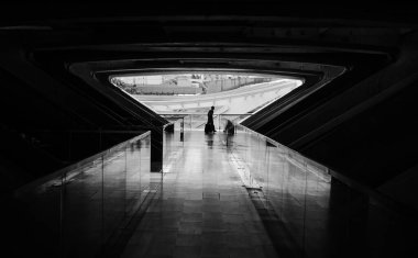 Lizbon, Portekiz - 05 Ağustos 2018. İnsanlar ve Oriente İstasyonu 'nun (Gare do Oriente) modern mimarisi mimar Santiago Calatrava tarafından tasarlanmıştır..