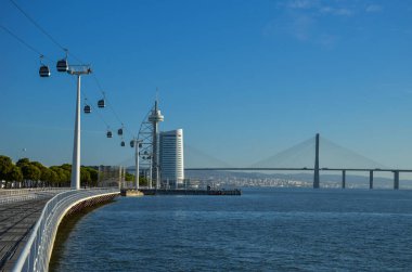 Lizbon, Portekiz 'deki Tagus Nehri üzerindeki Milletler Parkı (Parque das Nacoes) ve Vasco da Gama Köprüsü' nde telekabinler (teleferikler).