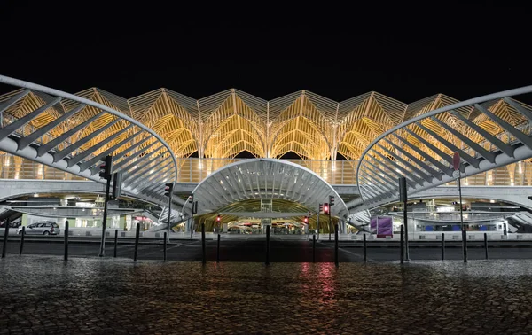 Lizbon, Portekiz - 05 Ağustos 2018. Oriente İstasyonu 'ndaki modern mimari (Gare do Oriente), mimar Santiago Calatrava tarafından tasarlanan en yoğun otobüs, tren ve metro istasyonu..
