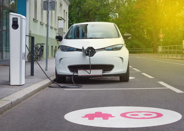 Modern elektrikli araba sokak istasyonunda şarj ediliyor. Yeni enerji araçları, arabalar için çevre dostu alternatif enerji