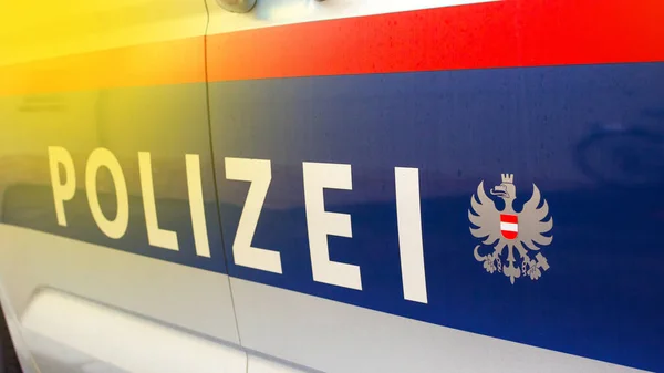 Graz / Avusturya - 29 Ocak 2020: Avustralya federal polis aracını caddeye kapatın