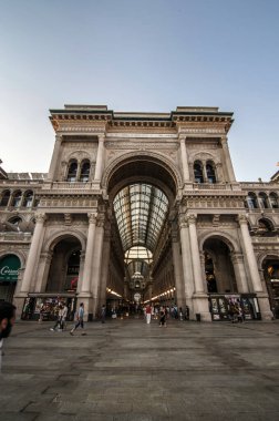 Milan / İtalya-10 Temmuz 2016: İtalya 'nın en eski aktif alışveriş merkezi ve Milano' nun önemli bir simgesi olan Galeri Vittorio Emanuele II 'nin kalabalık girişi