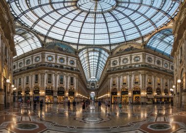 Milan / İtalya-10 Temmuz 2016: İtalya 'nın en eski aktif alışveriş merkezi ve Milano' nun önemli bir simgesi olan The Gallery Vittorio Emanuele II 'nin cam kubbesi ve dükkanları