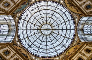 Milan / İtalya-10 Temmuz 2016: Galeri Vittorio Emanuele II 'nin cam kubbesi, İtalya' nın en eski aktif alışveriş merkezi ve Milano 'nun önemli bir simgesi