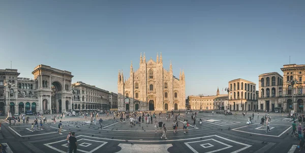 Milan / İtalya-12 Temmuz 2016: Milano Katedrali ile Kalabalık Katedral Meydanı ve Lombardiya Bölgesi 'ndeki ünlü turizm merkezi 2. Vittorio Emanuele Galerisi
