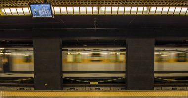 Milan, İtalya - 09 Temmuz 2016: Metro istasyonuna hızlı tren geldi.